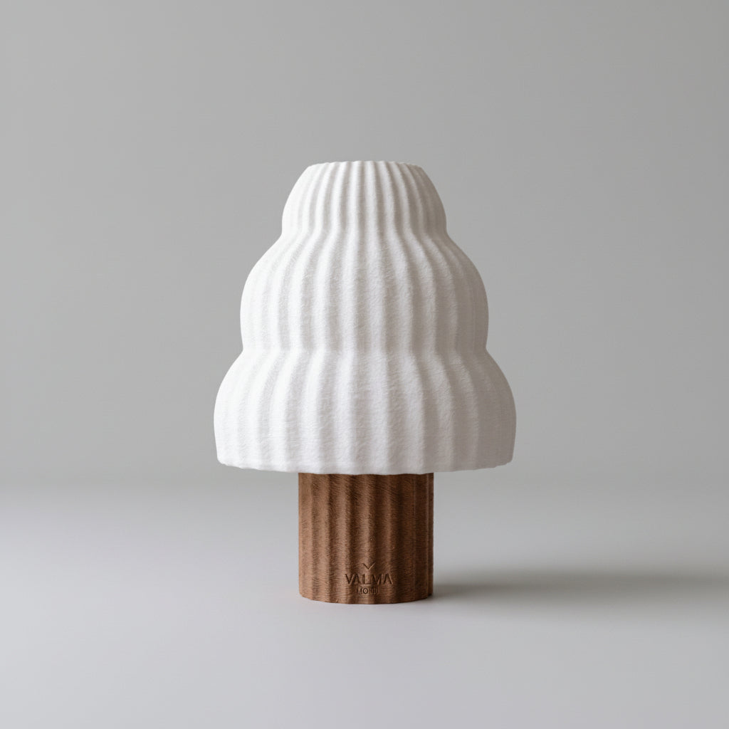 Lámpara de Mesa Honoka — iluminada en un salón
