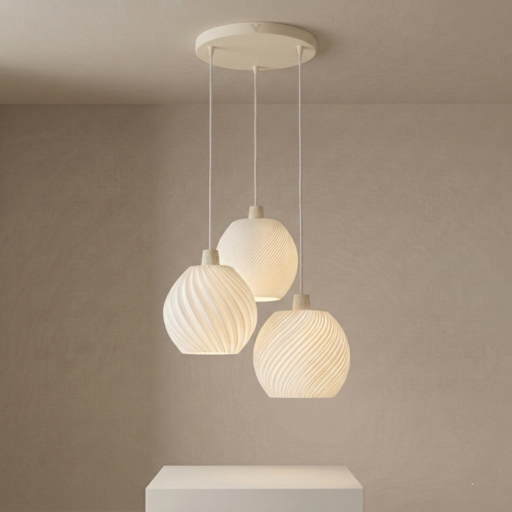 Kira-Kira Trio Lámpara de Techo — iluminada en un salón