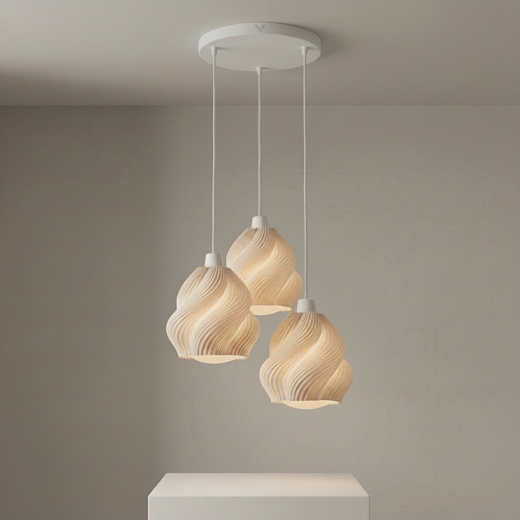 Shin Trio Lámpara de Techo — iluminada en un salón