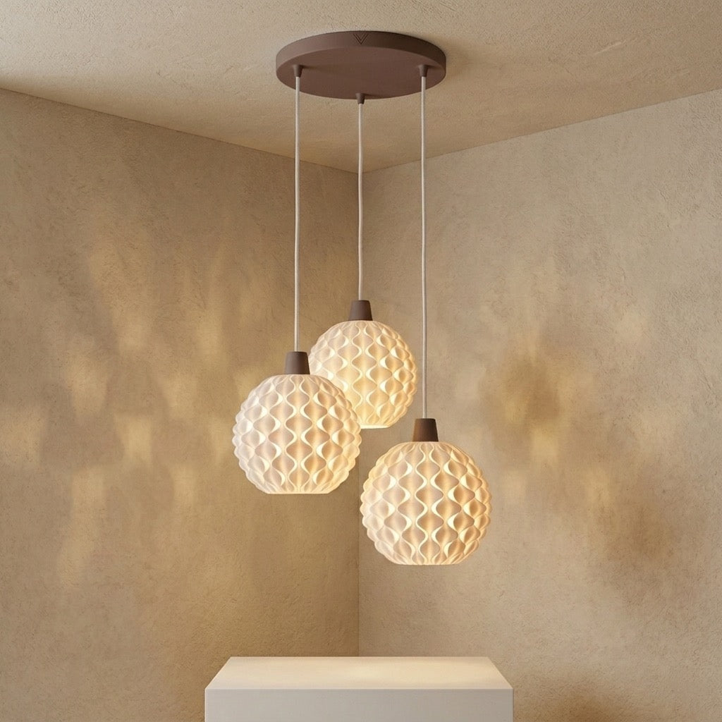 Maro Trio Lámpara de Techo — iluminada en un salón