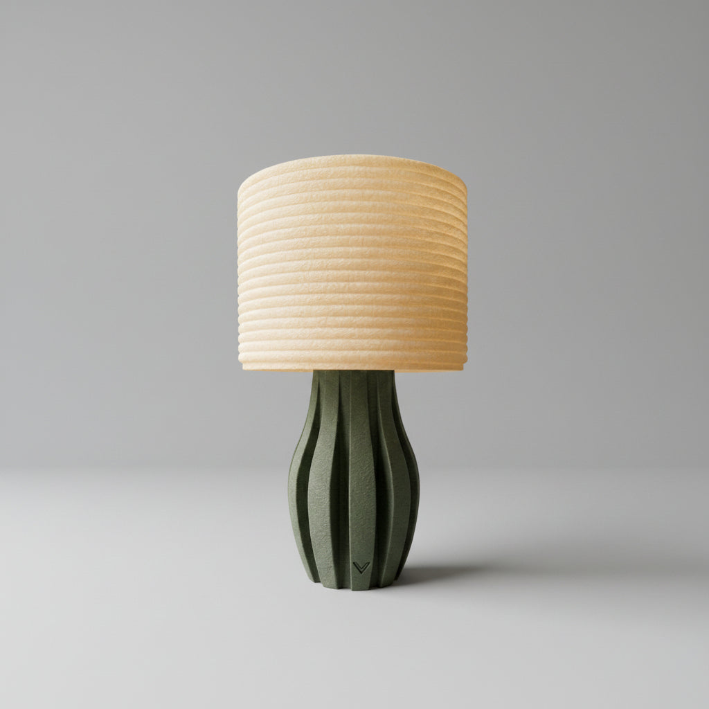Lámpara de Mesa Komorebi — encendida con luz cálida