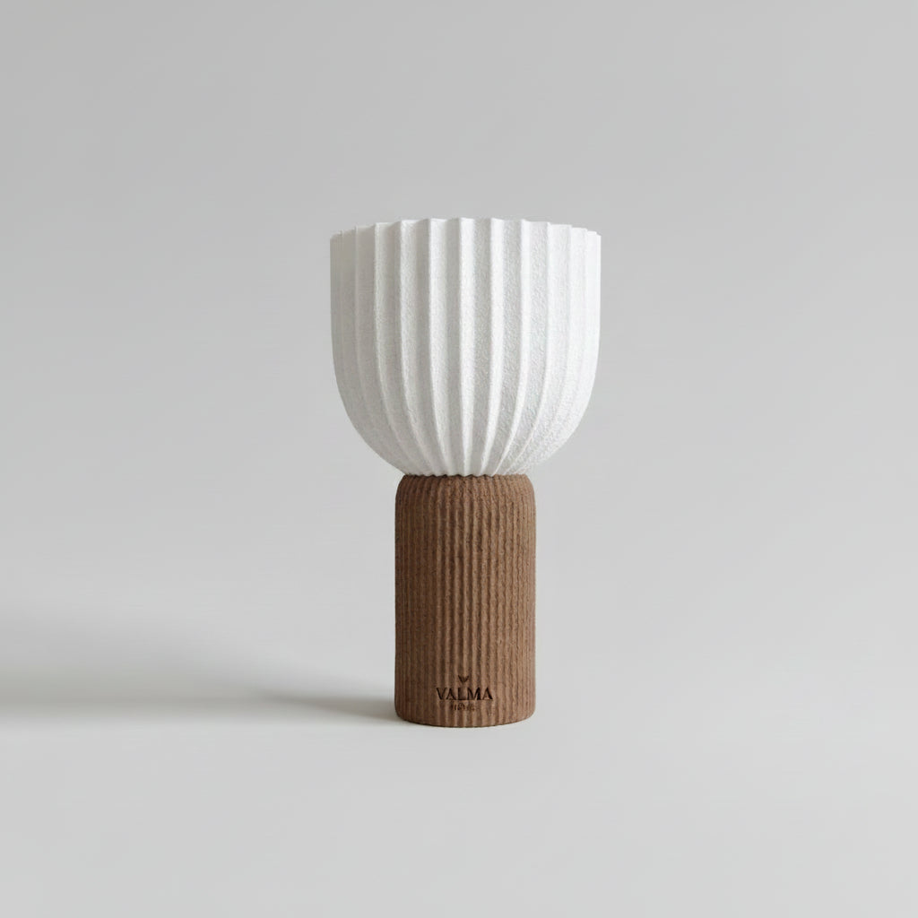 Lámpara de Mesa Akari — iluminada en un salón