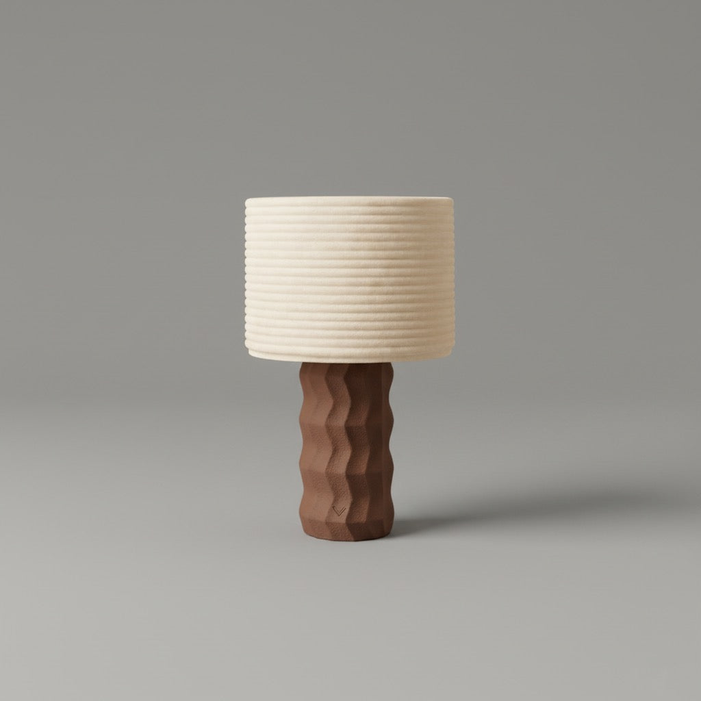 Lámpara de Mesa Kage — encendida con luz cálida
