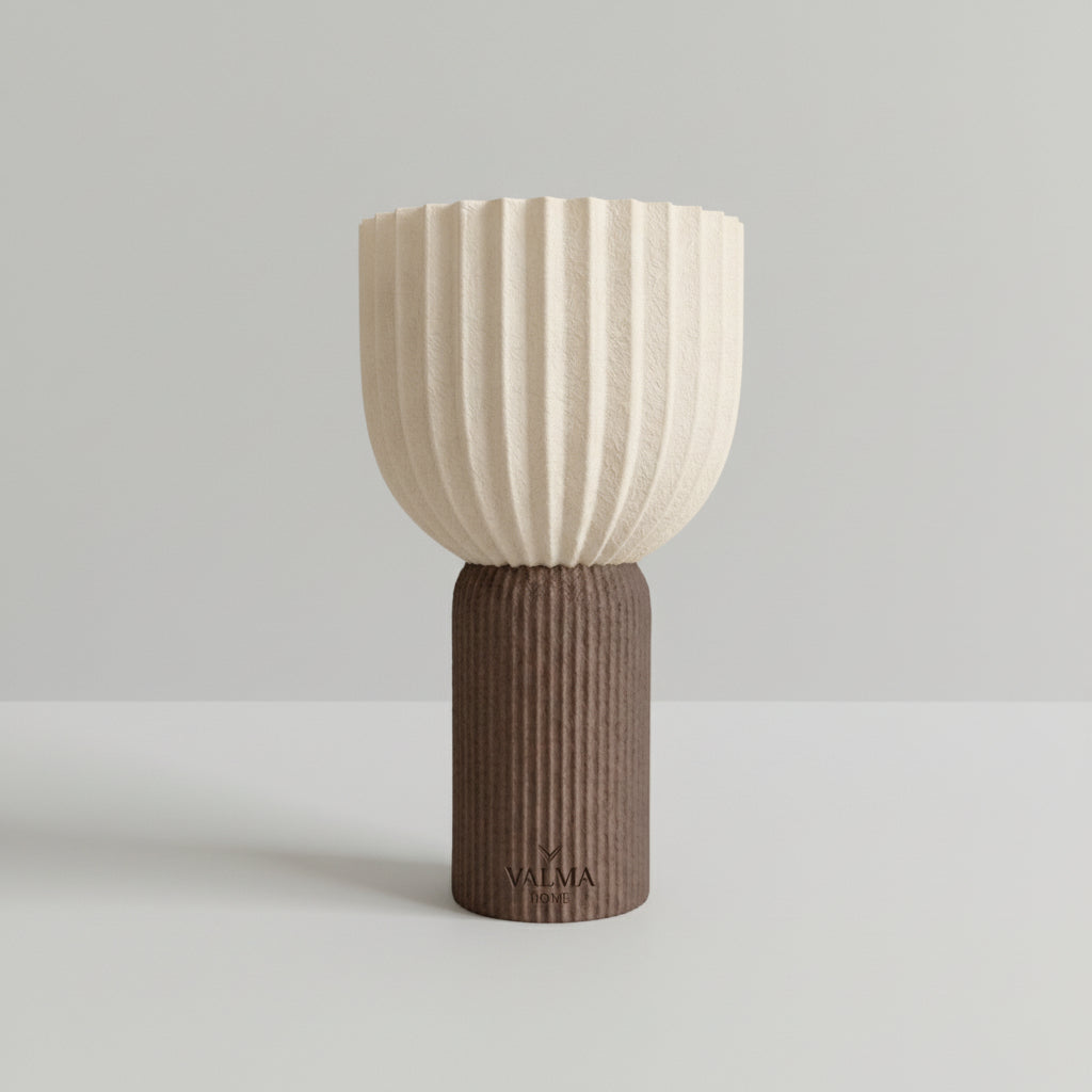 Lámpara de Mesa Akari — encendida con luz cálida