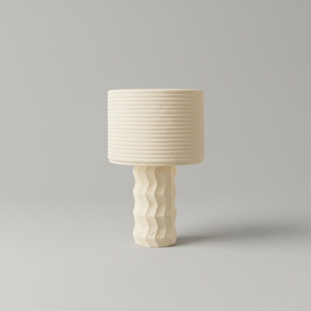 Lámpara de Mesa Kage — iluminada en un salón
