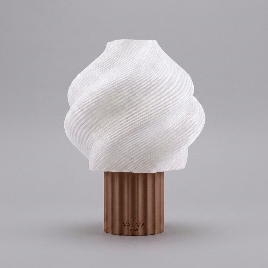 Lámpara de mesa Tomoshibi de Valma Home, fabricada en España