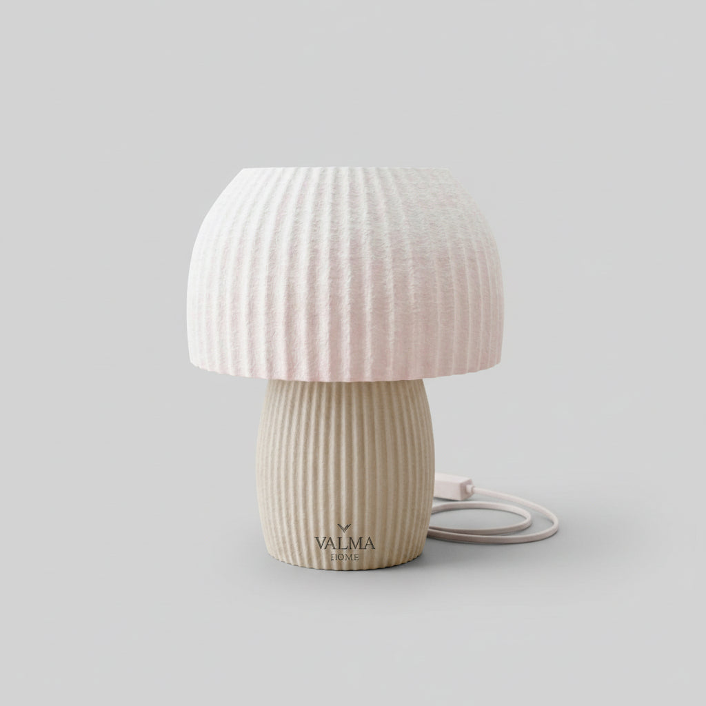 Lámpara de Mesa Rinkō — iluminada en un salón