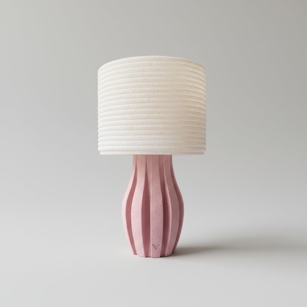 Lámpara de Mesa Komorebi — encendida con luz cálida