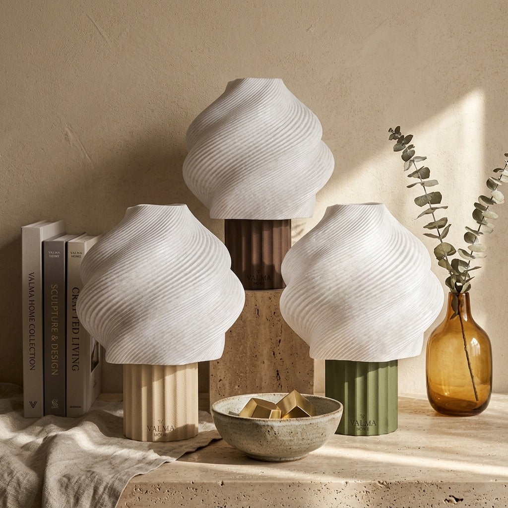 Lámpara de mesa Tomoshibi — iluminada en un salón