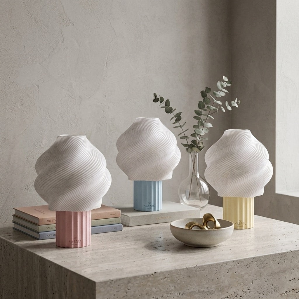 Lámpara de mesa Tomoshibi — iluminada en un salón