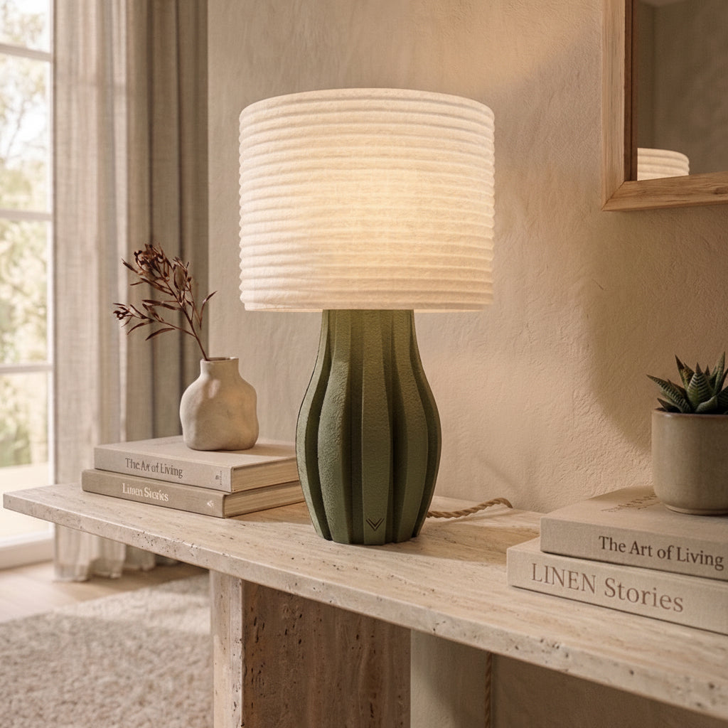 Lámpara de Mesa Komorebi — iluminada en un salón