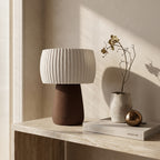 Lámpara de Mesa Nikkō — iluminada en un salón