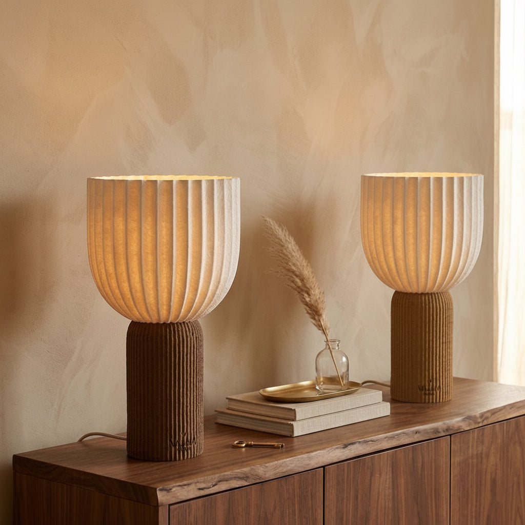 Lámpara de Mesa Akari — iluminada en un salón