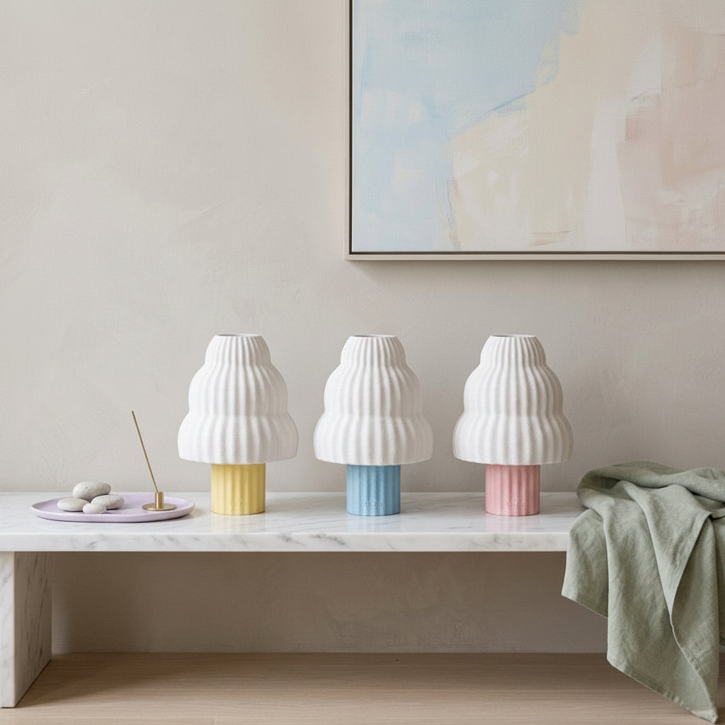 Lámpara de Mesa Honoka — iluminada en un salón