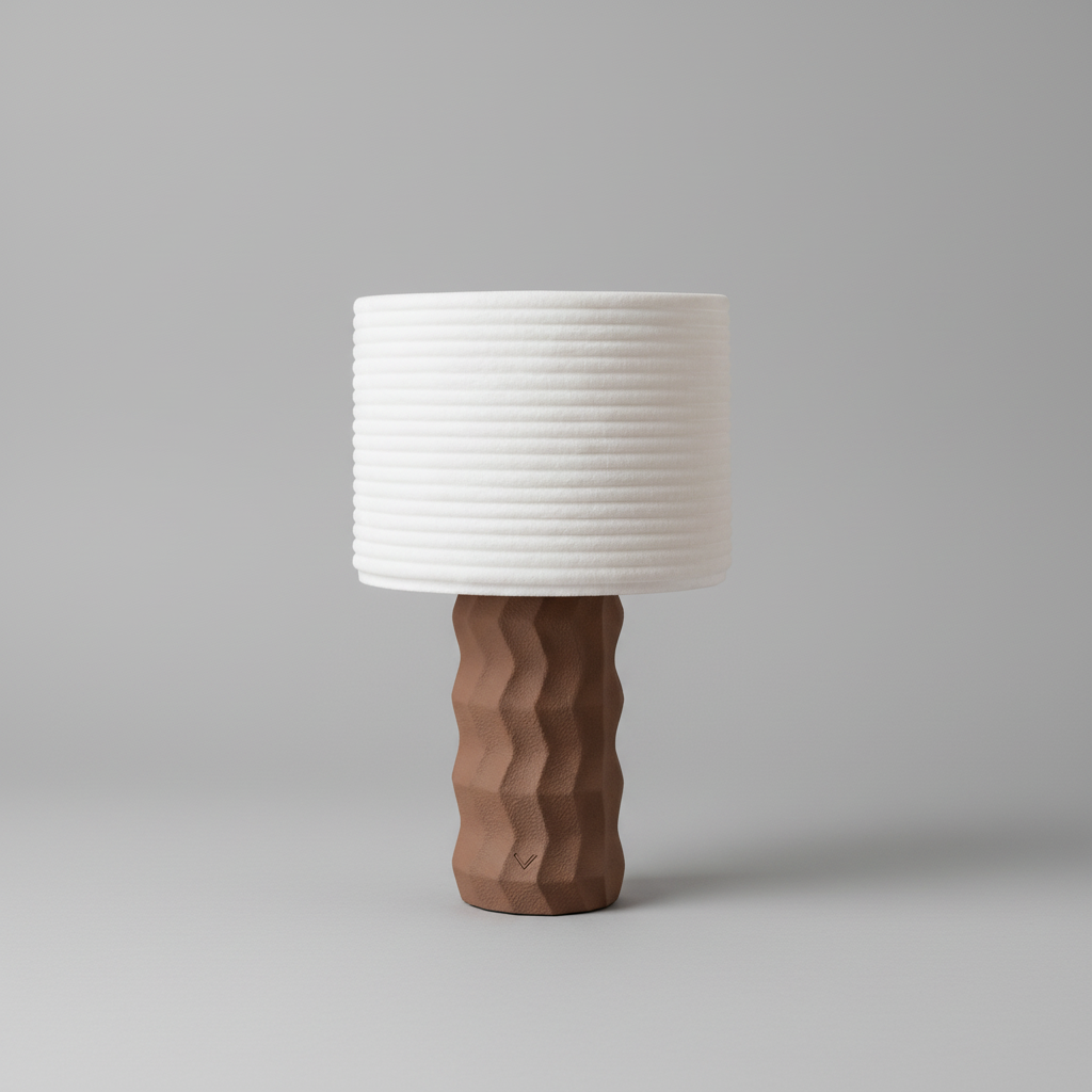 Lámpara de Mesa Kage — encendida con luz cálida