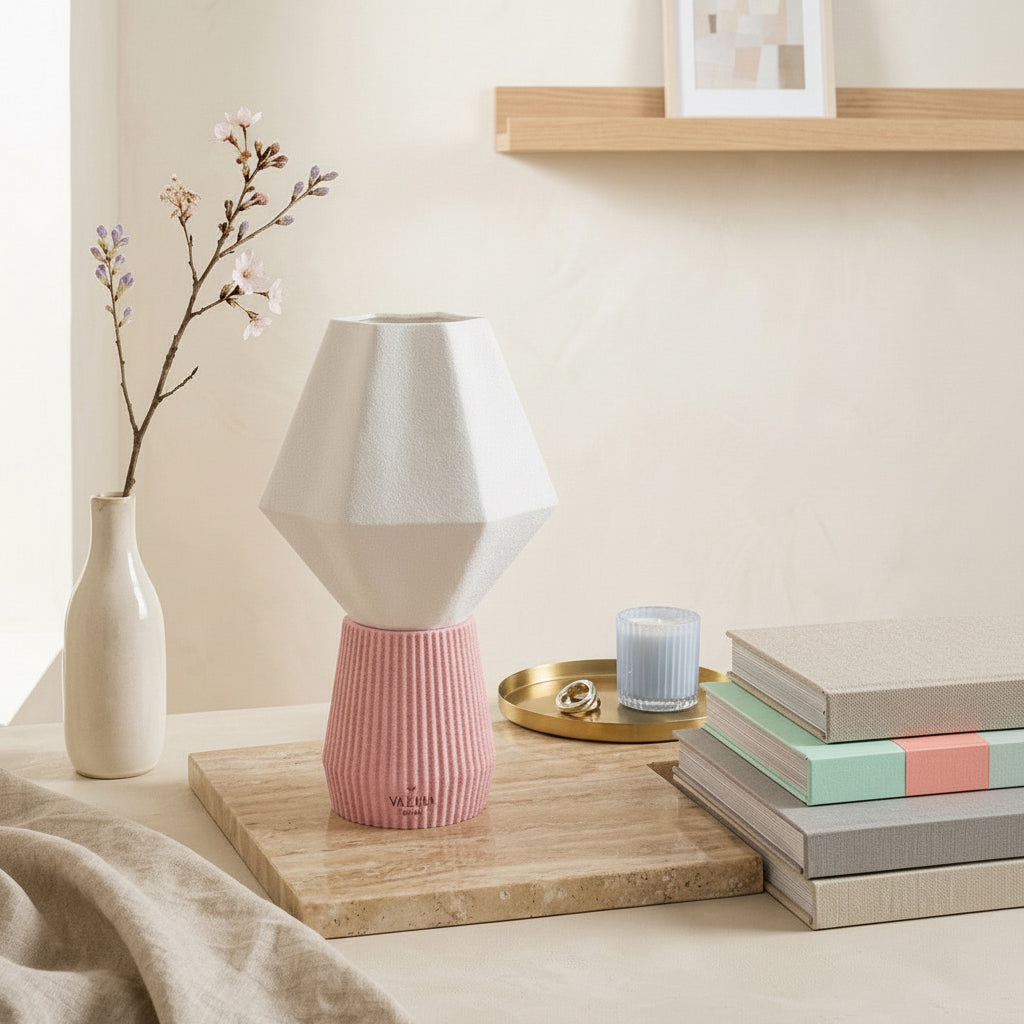 Lámpara de Mesa Oboro — iluminada en un salón