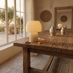 Lámpara de Mesa Rinkō — iluminada en un salón