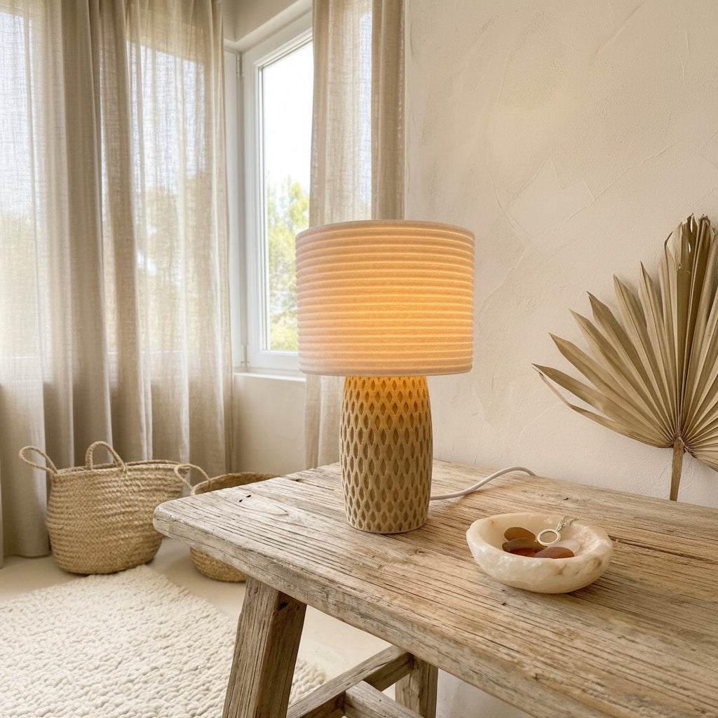 Lámpara de Mesa Yoake — iluminada en un salón